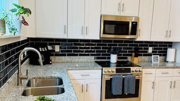 冰箱、微波炉、烤箱、炉灶