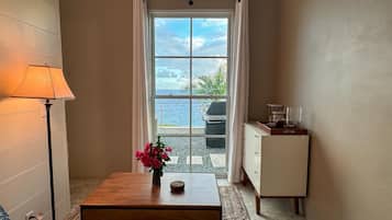 Smart TV, books, stereo