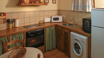 Casa tradicional | Cocina privada | Refrigerador con congelador, microondas, horno y parrilla de estufa