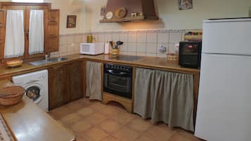 Casa familiar, 3 habitaciones, para no fumadores, vista al río | Cocina privada | Refrigerador con congelador, microondas, horno y parrilla de estufa