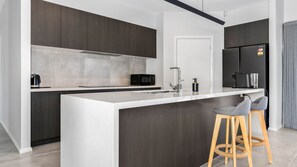 Kjøleskap, mikrobølgeovn, ovn og kokeplater