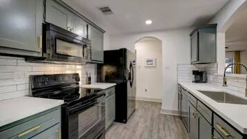 Frigorífico, microondas, horno y placa de cocina