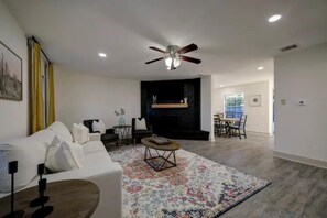 Smart TV, lareira, pebolim