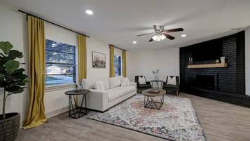 Una Smart TV, una chimenea, un futbolín