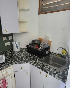 Réfrigérateur, micro-ondes, plaque de cuisson, bouilloire électrique