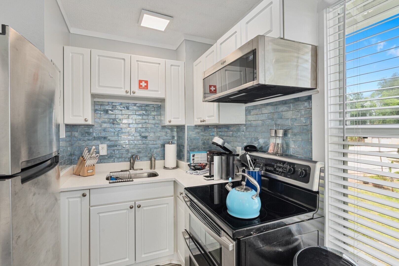 Réfrigérateur, micro-ondes, four, plaque de cuisson