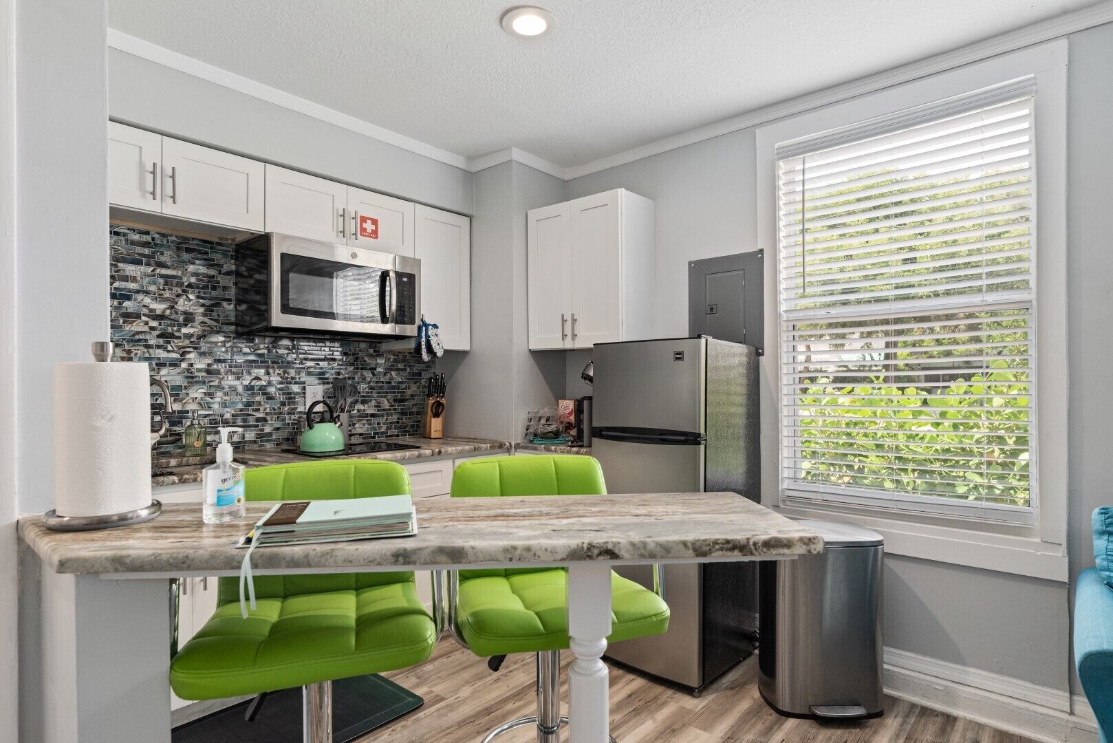 Een koelkast, een microgolfoven, een kookplaat