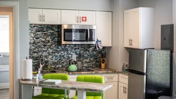 Kühlschrank, Mikrowelle, Herdplatte, Wasserkocher mit Kaffee-/Teezubehör