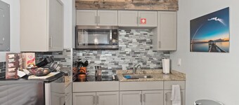 Riverview Studio: Downtown Melbourne Efficiency