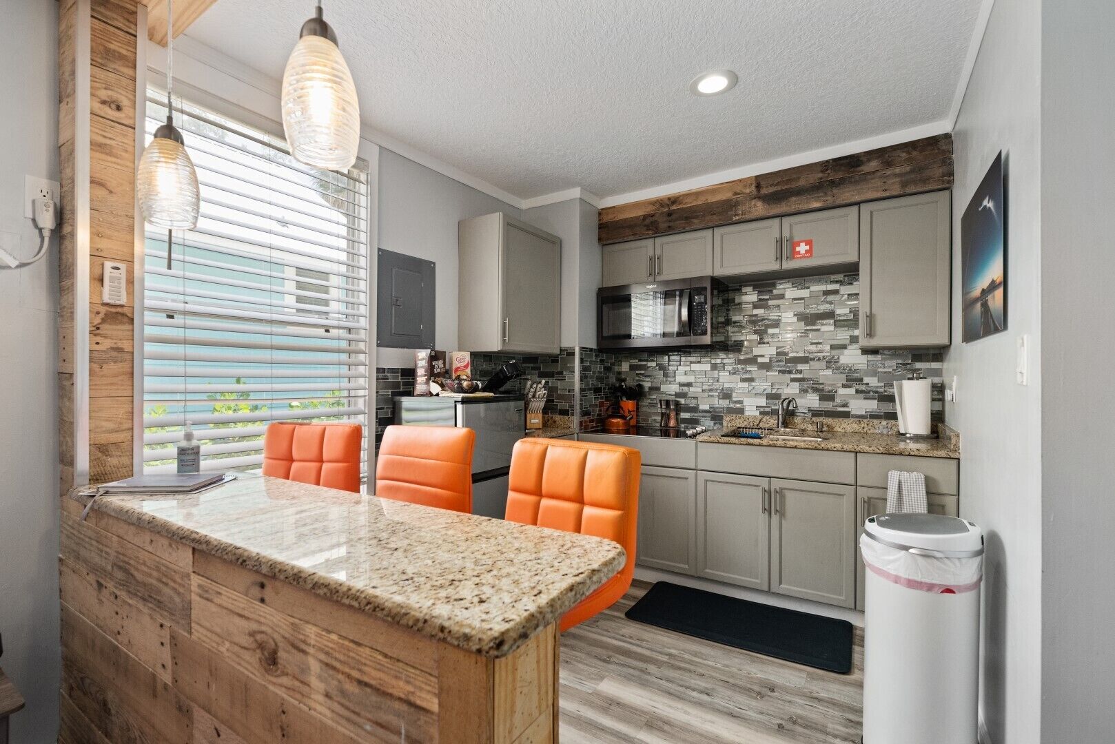 Kjøleskap, mikrobølgeovn, kokeplater og kaffetrakter/tekoker