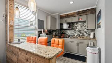 Refrigerador, microondas, parrilla de estufa y cafetera y tetera