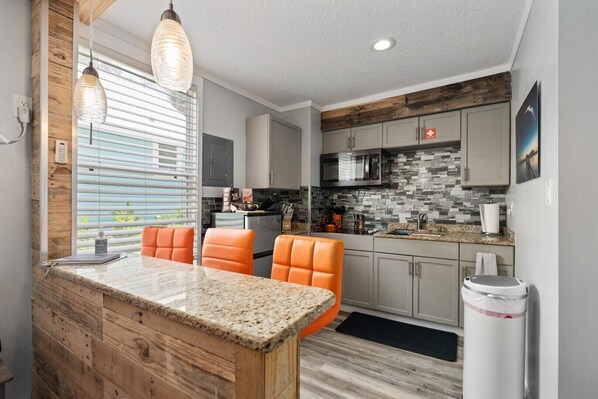 Refrigerador, microondas, placa de cocina, cafetera/tetera