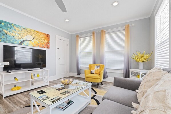 Una televisión, una chimenea