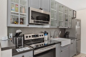 Jääkaappi, mikroaaltouuni, uuni, liesi