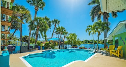 Crane Creek Inn Manatee Suite: Waterfront Pool!