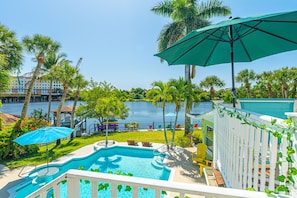 A heated pool - Crane Creek Inn Heron Room: Waterfront Pool B&B (Melbourne)