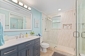 Articles de toilette écologiques, sèche-cheveux, serviettes fournies