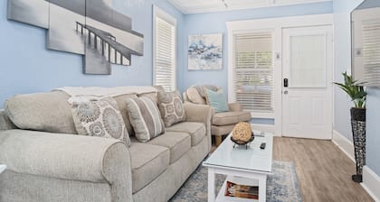 Riverview Cottage: Downtown Melbourne 2 Bed House