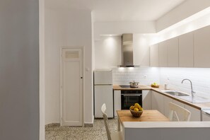 Refrigerador, microondas, horno y cafetera y tetera 