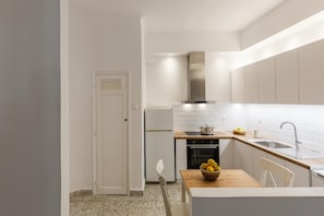 Fridge, microwave, oven, coffee/tea maker