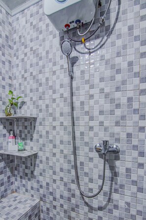 Deluxe Studio | Bathroom