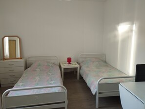 2 slaapkamers, een bureau, een strijkplank/strijkijzer, beddengoed