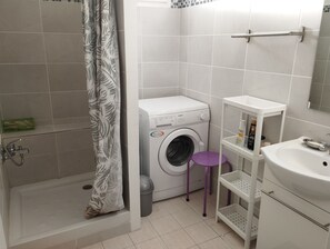 Een douche, een haardroger, handdoeken, zeep