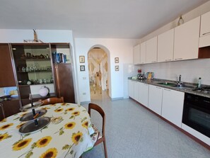 Standard-Apartment | Eigene Küche | Großer Kühlschrank, Herdplatte, Kochgeschirr/Geschirr/Besteck