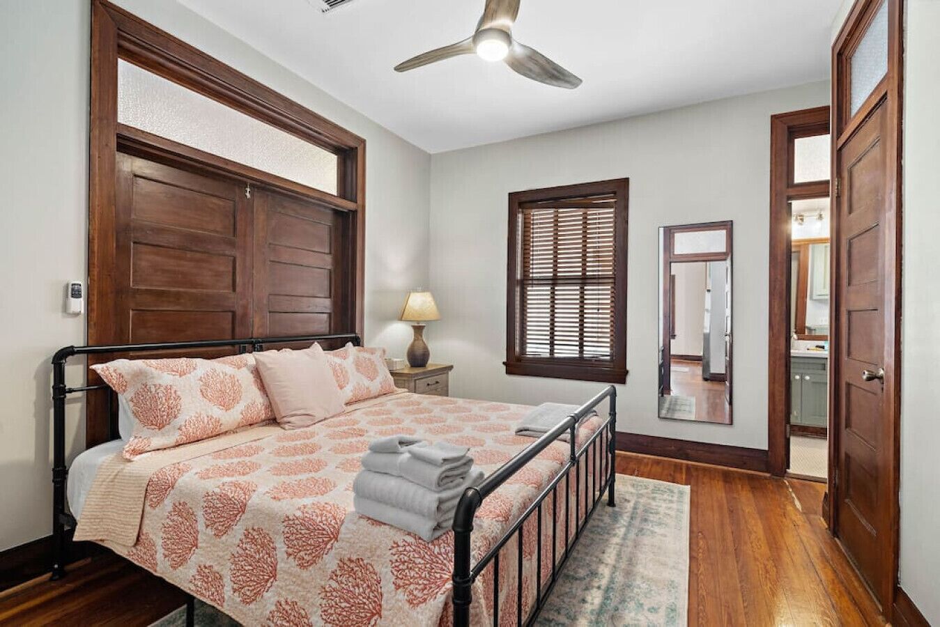 2 habitaciones, escritorio y tabla de planchar con plancha 