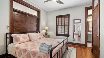 2 habitaciones, escritorio y tabla de planchar con plancha