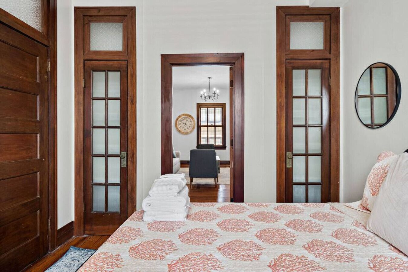 2 soverom, skrivebord, strykejern/-brett og reiseseng for barn