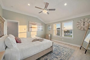 5 bedrooms, desk, iron/ironing board, travel crib