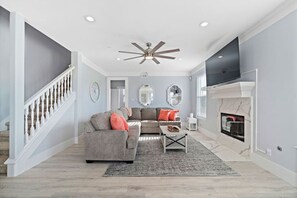 Smart TV, video games, table football, books - West Galveston Home, Minutes from the Beach (Galveston)