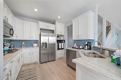 West Galveston Home, Minutes from the Beach