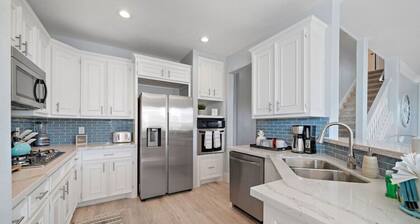West Galveston Home, Minutes from the Beach