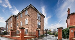 Exterior - Sale Cityscape Oasis - Spacious, quirky 2 BR 2 BA (Manchester)