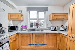 Fridge, microwave, oven, stovetop - Sale Cityscape Oasis - Spacious, quirky 2 BR 2 BA (Manchester)
