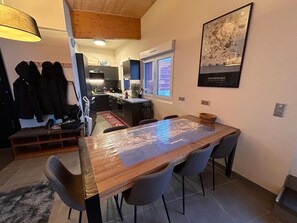 Una cocina moderna con comedor.