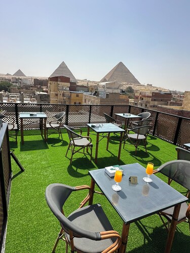 Nefertari Pyramids View Inn