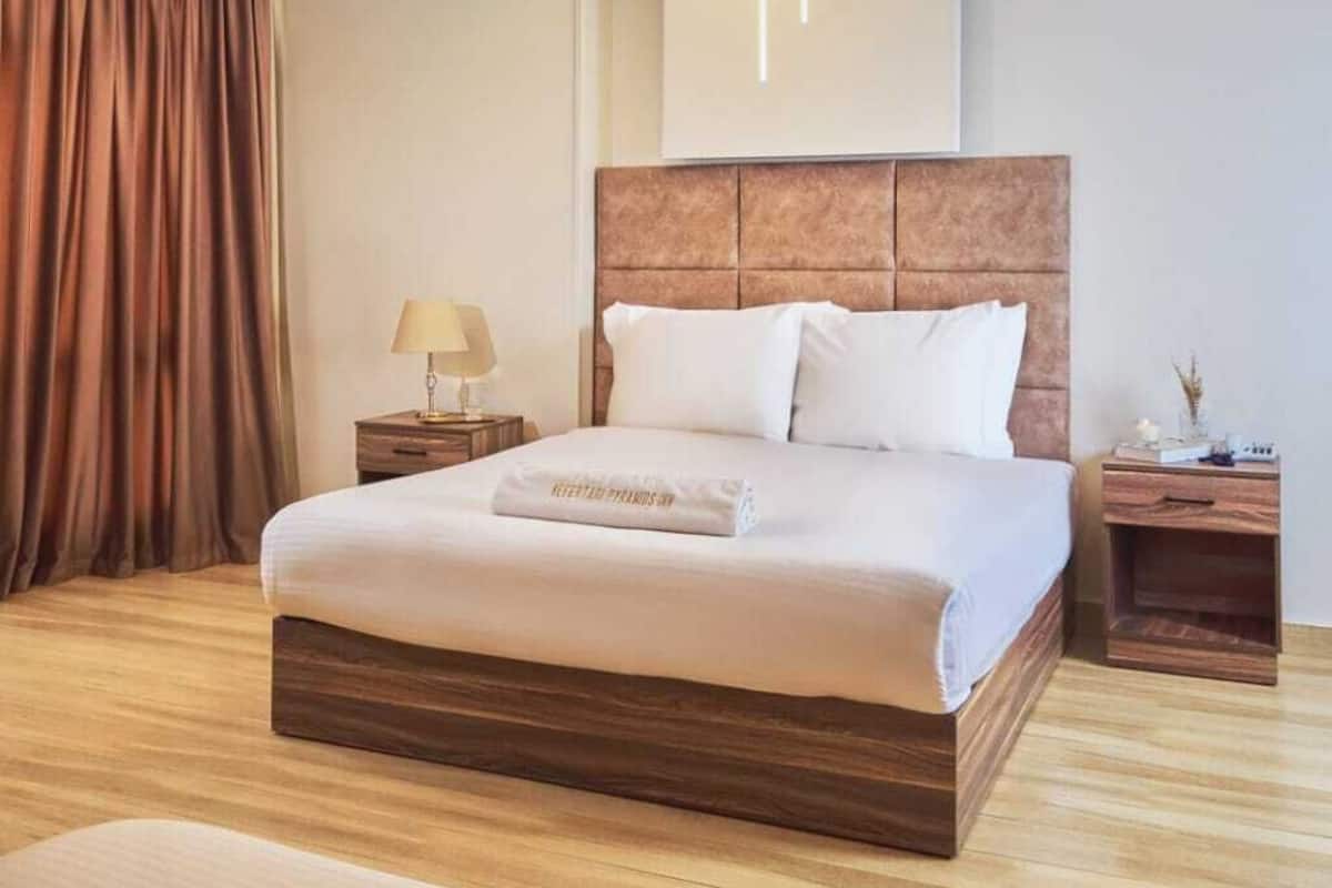 1 bedroom, Egyptian cotton sheets, premium bedding, down duvets
