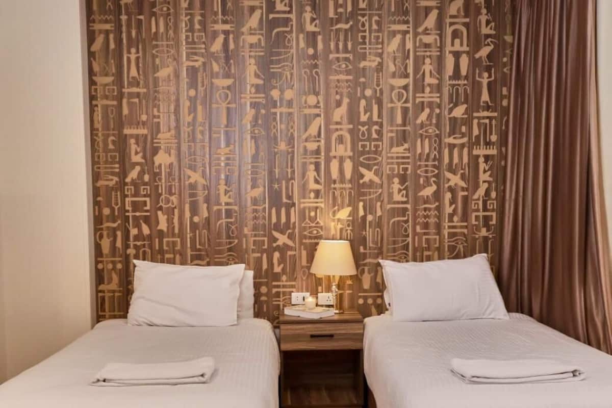 1 bedroom, Egyptian cotton sheets, premium bedding, down duvets