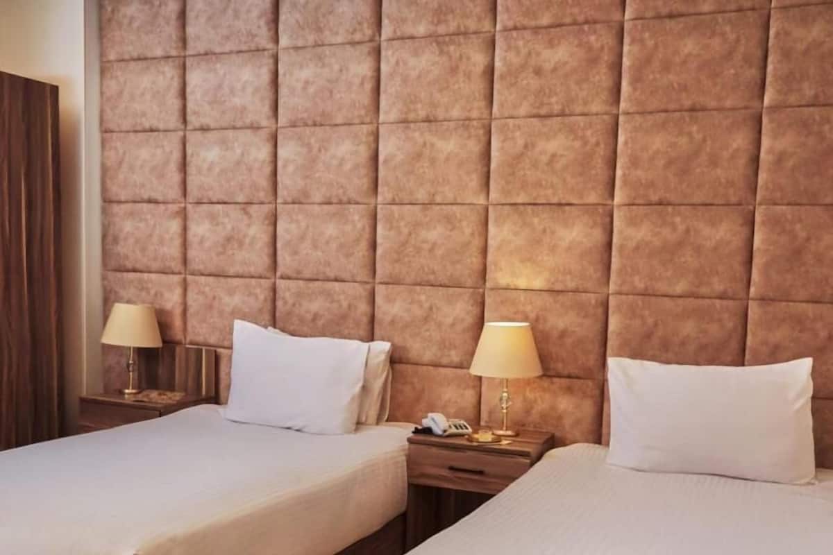 1 bedroom, Egyptian cotton sheets, premium bedding, down comforters