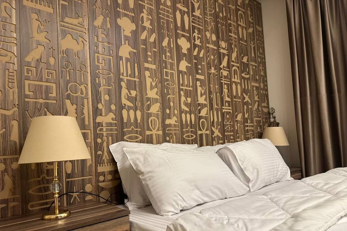 1 bedroom, Egyptian cotton sheets, premium bedding, down comforters