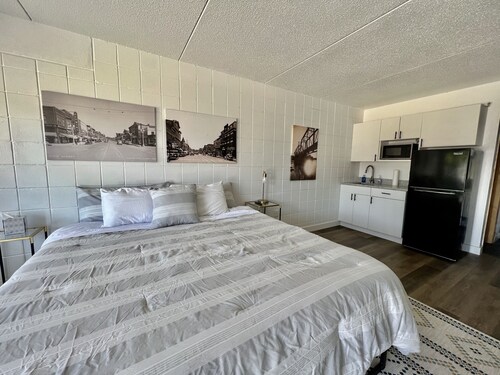 Lindell - Updated Downtown Cedar Falls Studio With Free Gated Parking!