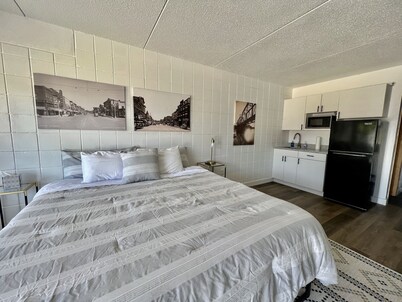 Lindell - Updated Downtown Cedar Falls Studio With Free Gated Parking!