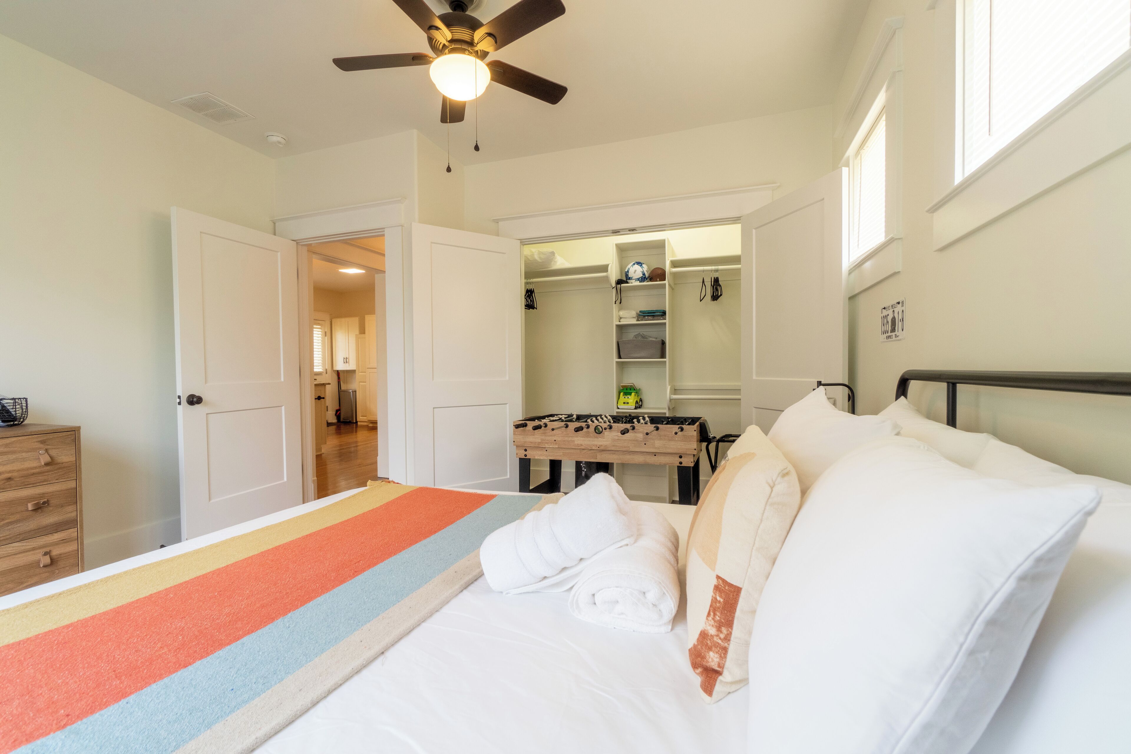 3 soverom, skrivebord, strykejern/-brett og reiseseng for barn