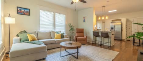 スマートテレビ、テーブルサッカー台、卓球台、ステレオ