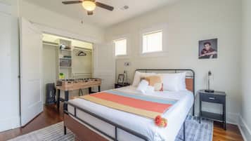 3 habitaciones, escritorio y tabla de planchar con plancha