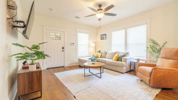 Smart TV, table football, ping pong, stereo