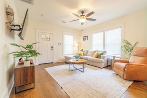 Smart-TV, Tischfußball, Tischtennisplatte, Stereoanlage